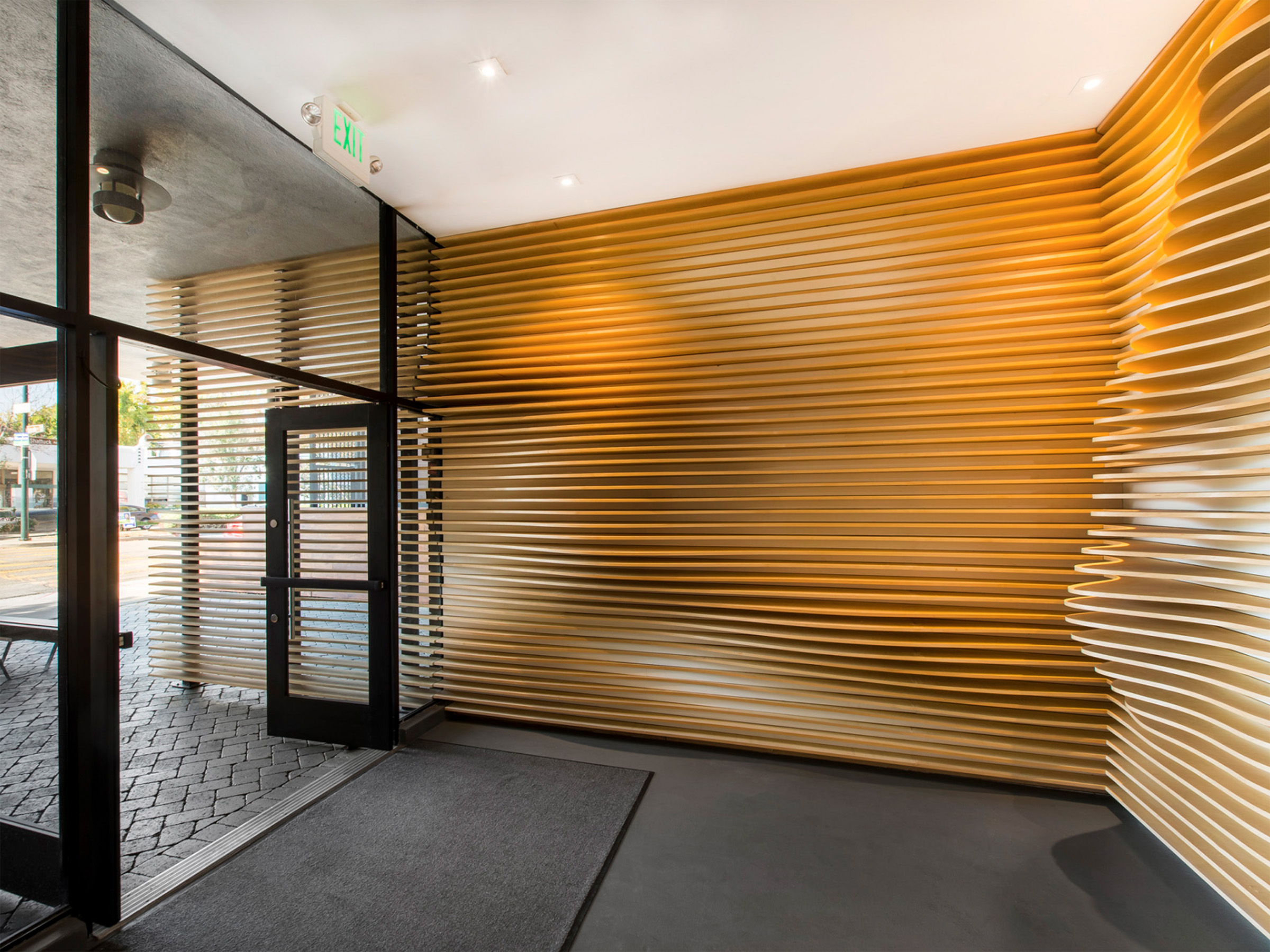 Wood boards that form a diffusing layer in an office lobby